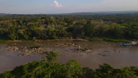 Aéreo:-Gran-Río-Que-Fluye-A-Través-De-La-Selva-Tropical-En-México,-4k