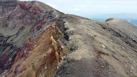 vertigo-effect-at-the-cliff-side-of-a-volcano-in-El-Salvador