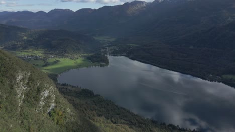 Vista-Aérea-Del-Lago-Bohinj-Y-Los-Alpes-Julianos-En-Eslovenia,-Parque-Nacional-Triglav