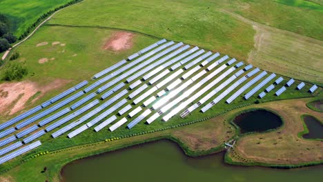 Matriz-De-Paneles-Solares-En-Una-Granja-De-Energía-Solar-Cerca-De-Trakai,-Condado-De-Vilnius-En-Lituania