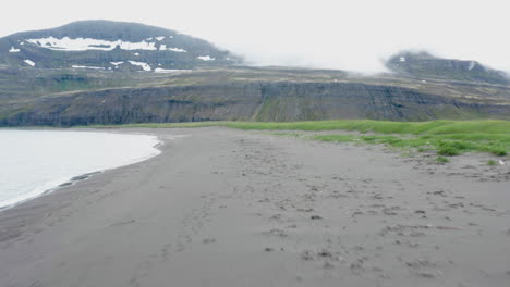 La-Nube-Cubre-Los-Picos-A-Lo-Largo-Del-Espectacular-Paisaje-árido-De-La-Bahía-De-Hornvik,-Islandia