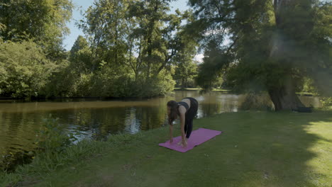 Junge-Frau,-Die-Balancierende-Yoga-übungen-Im-Schönen-Park-Macht