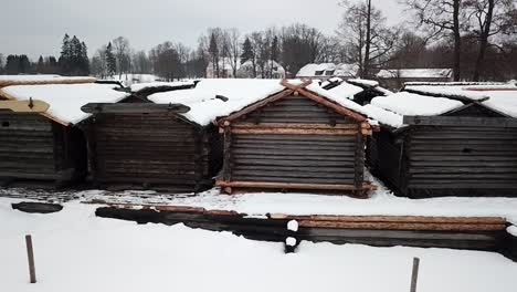 Schneebedecktes-Dach-Von-Wohnhäusern-Im-Archäologischen-Park-Araishi-In-Lettland