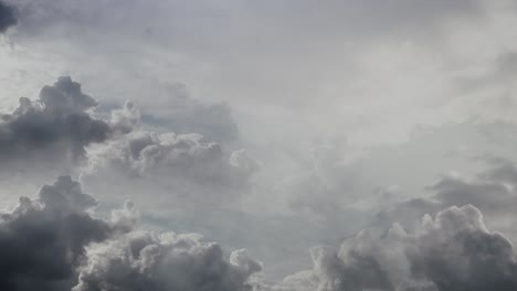 Relámpago-Pov-Sobre-Cielo-Oscuro-Y-Nubes,-Tormenta
