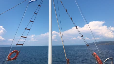 Vorderansicht-Des-Segelschiffmastes-Am-Blauen-Mittelmeer-In-Sithonia,-Griechenland-In-4k-In-Zeitlupe-Mit-Zwei-Kisby-Ringen