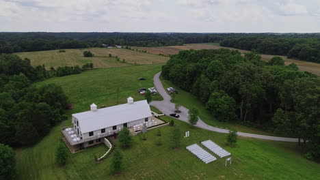 Aerial-panning-down-to-scenic-rural-wedding-venue-in-southern-US,-4K