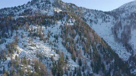 Drone-Volando-Sobre-Las-Montañas-Durante-El-Invierno,-Levantando-Movimiento