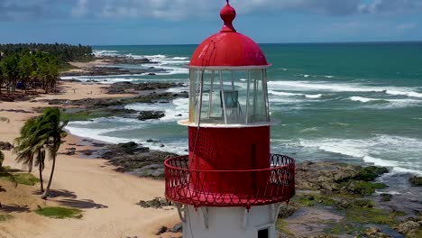 Bunter-Leuchtturm-In-Der-Naturlandschaft-Am-Berühmten-Tourismusort-Der-Innenstadt-Von-Salvador-Im-Bundesstaat-Bahia-Brasilien