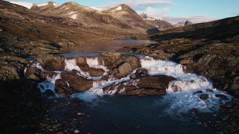 Epischer-Wasserfall-In-Norwegen-Bei-Sonnenaufgang