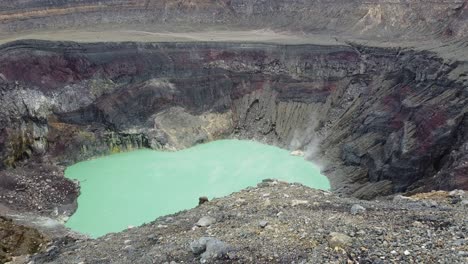 Humo-Saliendo-Del-Cráter-Grande
