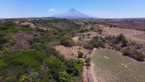 Aéreo:-Volcán-Que-Se-Eleva-Sobre-La-Selva-Tropical-De-Chiapas-En-México,-Paisaje-De-4k