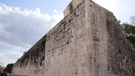 Gran-Cancha-De-Pelota-En-El-Sitio-Arqueológico-De-Chichén-Itzá