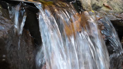 Wasserfall-Fließt-über-Braune-Blätter-In-Einem-österreichischen-Wald