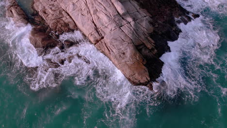 Aerial-view-of-ocean-waves-breaks-on-the-rocks