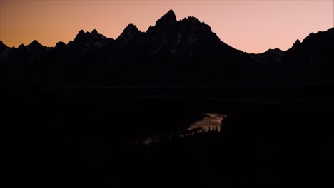 Landschaft-Des-Grand-Teton-Nationalparks-In-Wyoming,-Die-Mit-Dem-Sonnenuntergang-Verblasst