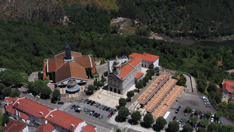 Massive-Architektonische-Struktur-Des-Heiligtums-Sao-Bento-Da-Porta-Aberta-In-Portugal---Luftaufnahme