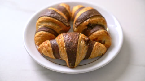 Frisches-Croissant-Mit-Schokolade-Auf-Dem-Teller