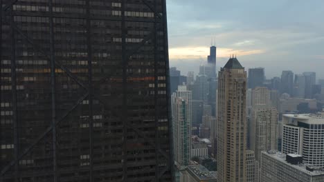 Grúa-Junto-Al-Icónico-Rascacielos-De-Chicago-Con-La-Torre-Sears-Willis-En-El-Fondo