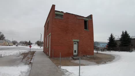 Ein-Altes,-Verlassenes-Backsteingebäude-In-Einer-Kleinen-Stadt-Im-Winter-In-Der-Nähe-Von-Alberta,-Kanada