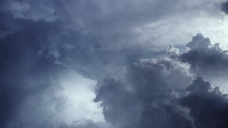 Pov-Espesas-Nubes-Moviéndose-En-El-Cielo,-Tormenta