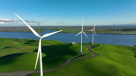 Windkraftanlagen,-Die-Energie-Auf-Grünen-Hügeln-In-Der-Nähe-Des-Delta-River-In-Rio-Vista,-Nordkalifornien,-Erzeugen