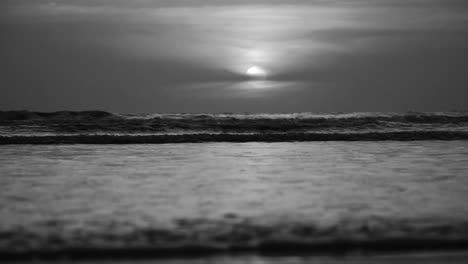 Alte-Schwarz-weiße-Aufnahmen-Von-Flutwellen-Am-Strand,-Entspannender-Strand
