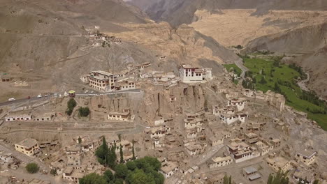 Historisches-Lamayuru,-Gompa-Kloster-Und-Dorf-Auf-Der-Bergkette-Von-Ladakh,-Indien-Im-Sommer
