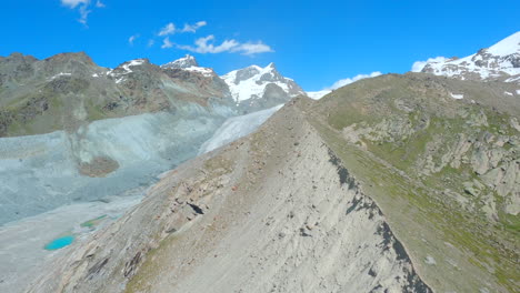 Drone-Asciende-Sobre-La-Morrena-Lateral-Glacial-Findelgletscher-En-Zermatt,-Suiza---Fpv-Drone-Shot