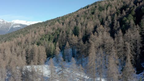 Drohne-Fliegt-Im-Winter-über-Die-Berge,-Seitliche-Bewegung