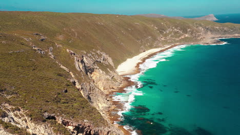 Aerial,-drone-shot-overlooking-cliffs-at-the-the-sharp-point-lookout,-a-beach-and-the-Coast-of-Albany,-western-Australia