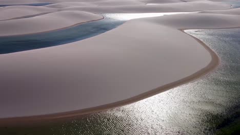 Paradiesische-Wellen-Landschaft-Mit-Regenwasserseen-Und-Sanddünen-Des-Lencois-Maranhenses-Nationalparks-Brasilien