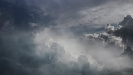 Relámpagos-Pov-Parpadean-Dentro-De-Nubes-Oscuras-En-El-Cielo,-Tormenta-Eléctrica
