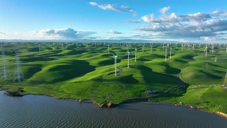 Windturbinenpark-Produziert-Saubere-Energie-Entlang-Des-Flusses-Mit-Sanften-Grünen-Hügeln,-Montezuma-Hills,-Kalifornien