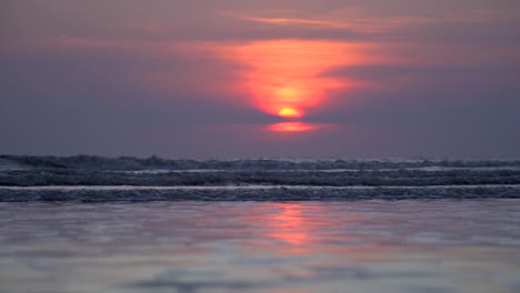 Handheld-shot-of-romantic-sunset-at-beach,-purple-sky,-golden-sun,-relaxing-purple-tidal-waves-,-incredible-seashore-in-India