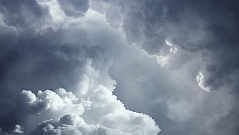 Dunkle-Wolken-Am-Himmel-Und-Blitze-Vor-Dem-Sturm,-Gewitter-4k