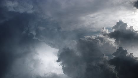 Pov-Gewitter-Mit-Dunklen-Kumulonimbuswolken,-Die-Sich-Am-Himmel-Bewegen