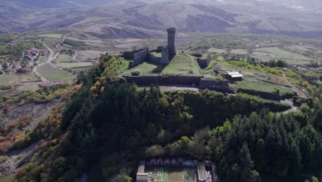 Festung-Von-Radicofani,-Altes-Mittelalterliches-Schloss-Auf-Hügelspitze-In-Italien,-Antenne