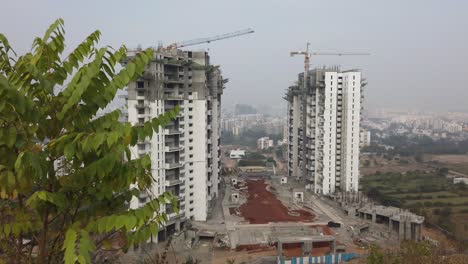 Wohnungsgebäude-Und-Häuser-In-Einer-Stadt---Immobilien-Und-Immobilien-In-Pune---Beste-Stadt-Zum-Leben-In-Indien-Ansicht-Von-Einem-Hügel