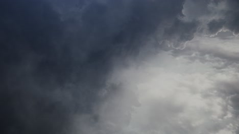 Ein-Gewitter-Zog-Mit-Cumulonimbuswolken-über-Den-Himmel