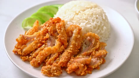 Arroz-Con-Pollo-Hainanés-Con-Pollo-Frito-O-Arroz-Con-Sopa-De-Pollo-Al-Vapor-Con-Pollo-Frito---Estilo-De-Comida-Asiática