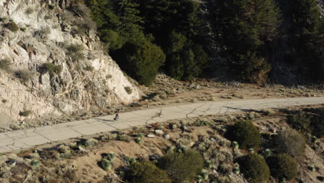 Ciclista-Solo-Montando-Bicicleta-En-Las-Montañas-De-San-Gabriel,-Califonria,-Vista-Aérea