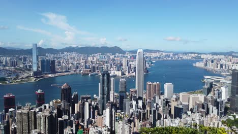Schwenken-Sie-An-Einem-Klaren-Tag-Nach-Links-Luftaufnahme-Der-Skyline-Und-Der-Bucht-Von-Hongkong