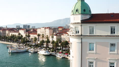 Revealing-Shot-Of-Riva-Waterfront-Boardwalk-Behind-Port-Authority-Building-In-Split-City,-Croatia