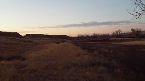Die-Prärie-Des-Landes-In-Alberta,-Kanada,-Kurz-Bevor-Die-Sonne-Im-Morgengrauen-Aufgeht
