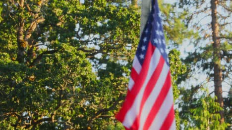 Amerikanische-Flagge---Nationalflagge-Der-Vereinigten-Staaten-Von-Amerika,-Die-An-Einem-Windigen-Tag-Im-Wind-Weht