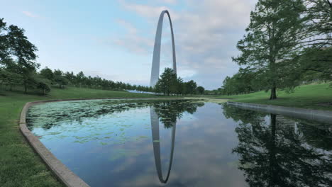 Time-lapse-of-Gateway-Arch-reflection-during-blue-hour