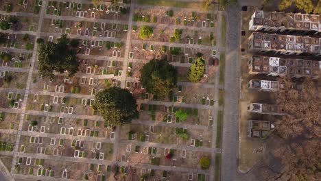Vista-Aérea-De-Pájaros-De-Lápidas-Y-Lápidas-En-El-Cementerio-De-Buenos-Aires,-Argentina