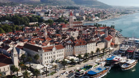 Blick-Auf-Das-Panorama-Der-Altstadt-Von-Trogir,-Touristenziel-Kroatien---Drohnenaufnahme