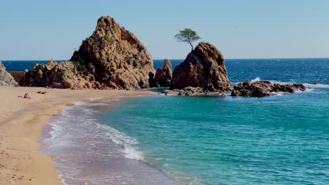 Dann-Meer-Bahía-De-La-Mar-Menuda-Schöner-Strand-Mit-Türkisfarbenem-Wasser-Und-Dickem-Sand-Karibisches-Blaues-Meer-Türkisfarbene-Felsen-Im-Hintergrund-Ohne-Menschen