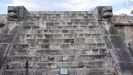 Escaleras-De-La-Plataforma-De-Venus-En-La-Gran-Plaza-En-El-Sitio-Arqueológico-De-Chichén-Itzá
